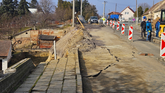 Sesuv půdy ohrozil silnici, uzávěra potrvá měsíce