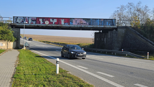 Oprava silnice omezí dopravu mezi Znojmem a Pohořelicemi