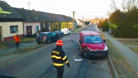 Mladý řidič narazil do zaparkovaného auta