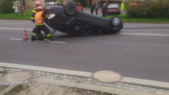 Už ho chytli? Na Vídeňské leží auto na střeše