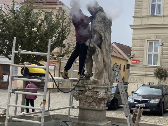 Barokní kašna se sochou sv. Václava ve Znojmě prochází opravami