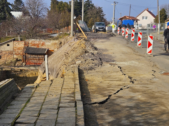 Sesuv půdy ohrozil silnici, uzávěra potrvá měsíce