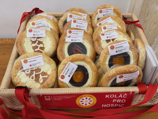 Koláč pro hospic vynesl téměř 290 tisíc korun