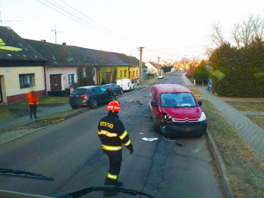 Mladý řidič narazil do zaparkovaného auta