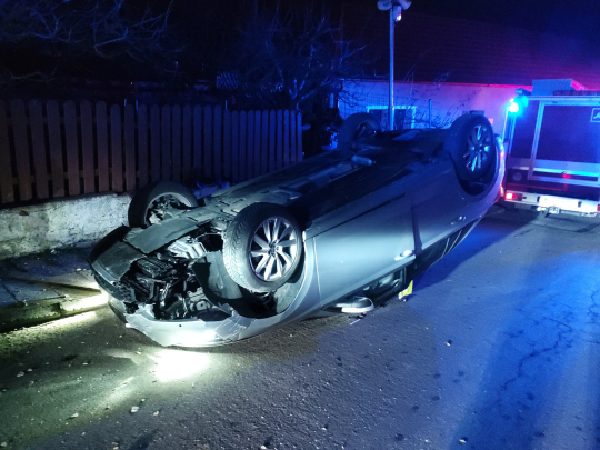 Řidička narazila do sloupu a domu, auto skončilo na střeše