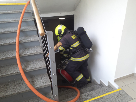 Při požáru v suterénu katastrálního úřadu vznikla škoda zhruba 200 000 korun
