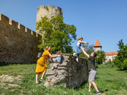 Hradební opevnění turistickým nájezdům podlehlo