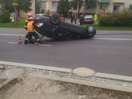 Už ho chytli? Na Vídeňské leží auto na střeše