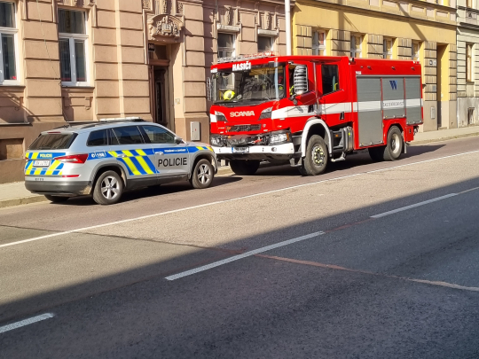 Klasika, zabouchnuté dveře a jídlo na plotně